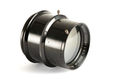 Un objectif lourd, pas loin de 10kg, tout de métal noir verni